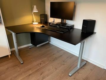 IKEA Galant bureau met Summera PC houder - afbeelding 1