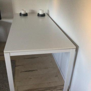 witte tafel beschikbaar voor biedingen