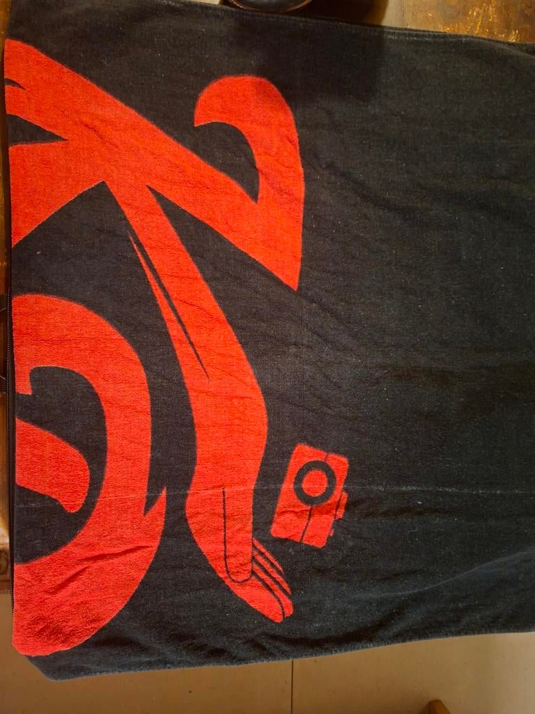 Knolpower Handdoek - Zwart/Rood Logo, Huis en Inrichting, Ophalen of Verzenden, Gebruikt, Zwart, Handdoek