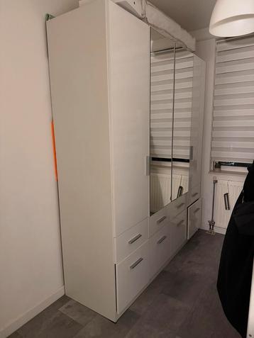 Mooie kledingkast met spiegeldeuren