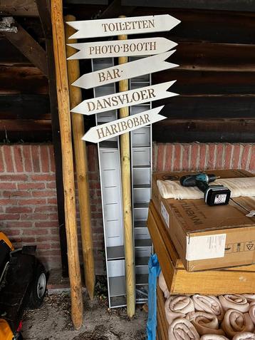 Mooi houten wegwijsbord voor feest / bruiloft beschikbaar voor biedingen