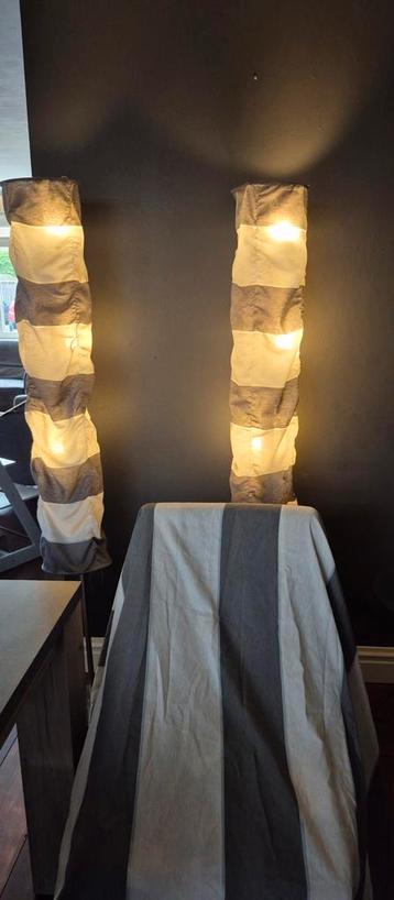Gordijnen met bijbehorende lampen beschikbaar voor biedingen