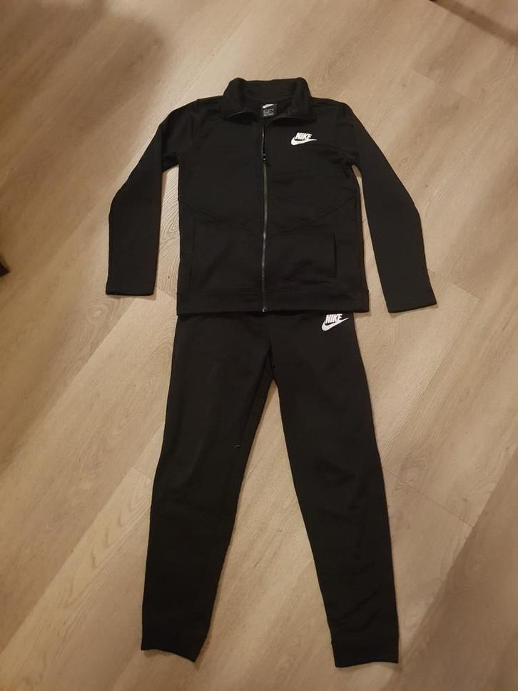 Schitterend trainingspak van nike, Kinderen en Baby's, Kinderkleding | Maat 170, Zo goed als nieuw, Jongen of Meisje, Setje, Ophalen of Verzenden