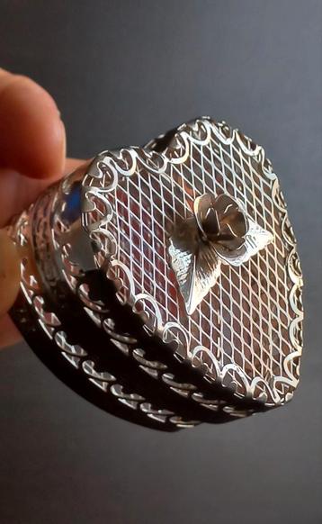 Zeer fraaie vintage verzilveren sieradendoosje in hartvorm beschikbaar voor biedingen