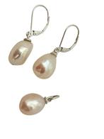Zilveren oorhangers en hanger met grillige zoetwaterparel., Verzenden, Wit, Nieuw, Met edelsteen