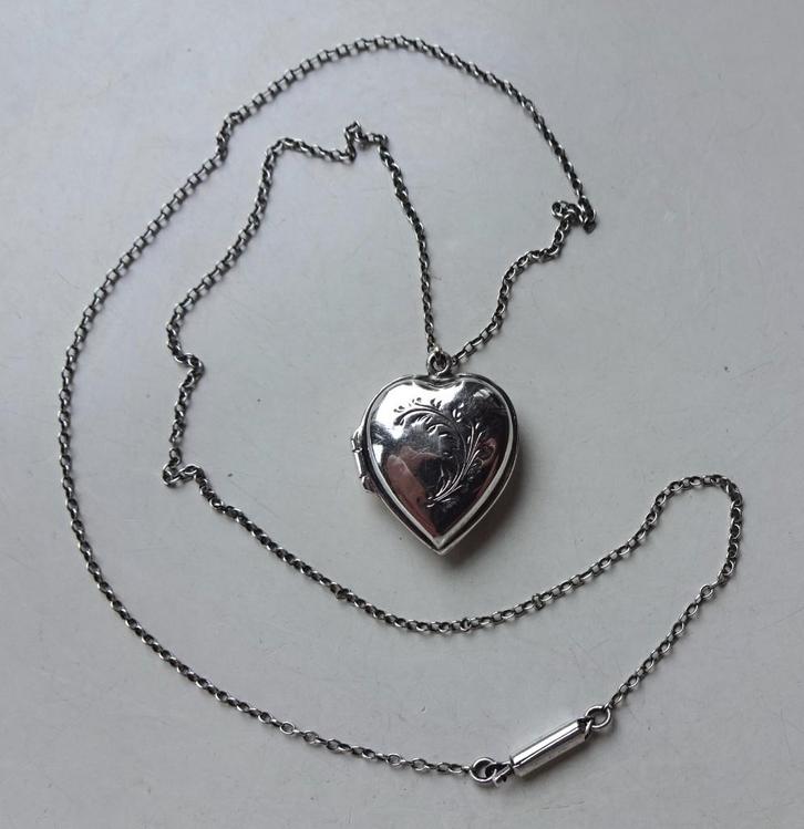 Antiek zilveren medaillon aan zilveren ketting: hartje, Sieraden, Tassen en Uiterlijk, Antieke sieraden, Ketting, Zilver, Ophalen of Verzenden