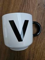 Mok letter V, Huis en Inrichting, Keuken | Servies, Ophalen of Verzenden, Zo goed als nieuw, Overige stijlen, Kop(pen) en/of Schotel(s)