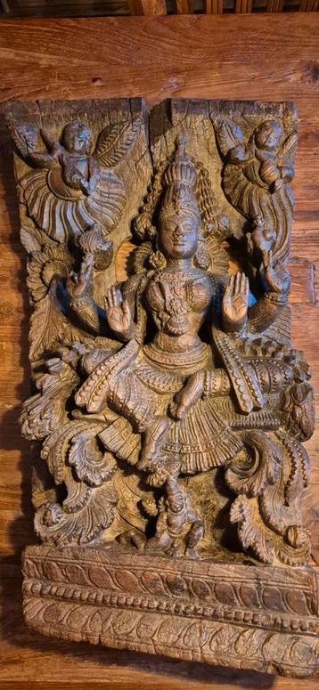 Antieke hardhouten Indische Tempel Paneel Lakshmi  beschikbaar voor biedingen