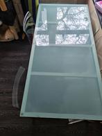 grote melkglas tafel met 6 glasplastic stoelen te koop, Gebruikt, Ophalen