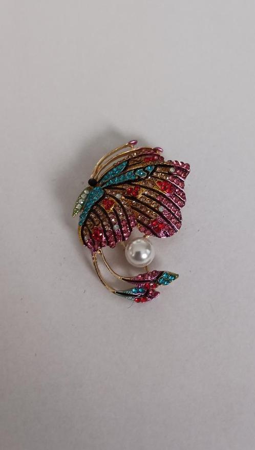Vlinder broche, Sieraden, Tassen en Uiterlijk, Broches, Nieuw, Overige materialen, Overige kleuren, 4 tot 7 cm, Met strass, Ophalen of Verzenden