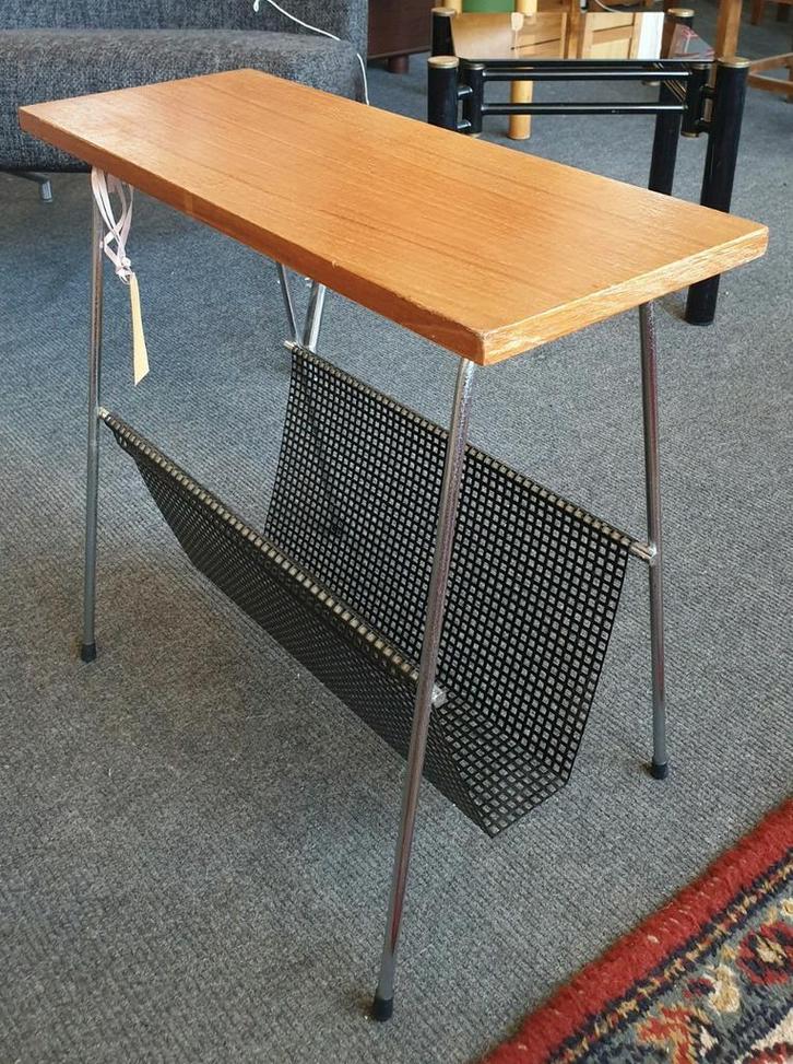 Vintage Pilastro bijzettafel met lectuurmand teak metaal, Antiek en Kunst, Antiek | Woonaccessoires, Ophalen of Verzenden