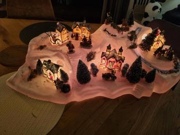 Groot kerst dorpje 5 huisjes 11 bomen en 7 figuren  beschikbaar voor biedingen