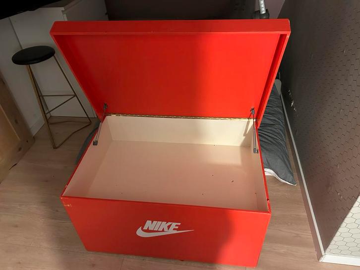 Nike Schoenenkist - Superleuk!, Huis en Inrichting, Woonaccessoires | Kisten, Gebruikt, 50 tot 75 cm, 100 tot 125 cm, 50 tot 100 cm