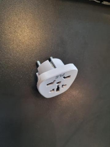 Travel adapter / Reis stekker beschikbaar voor biedingen