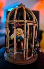 Pinokio met Japie de krekel in kooi. h42 cm doorsnede 28cm, Verzamelen, Ophalen of Verzenden, Zo goed als nieuw