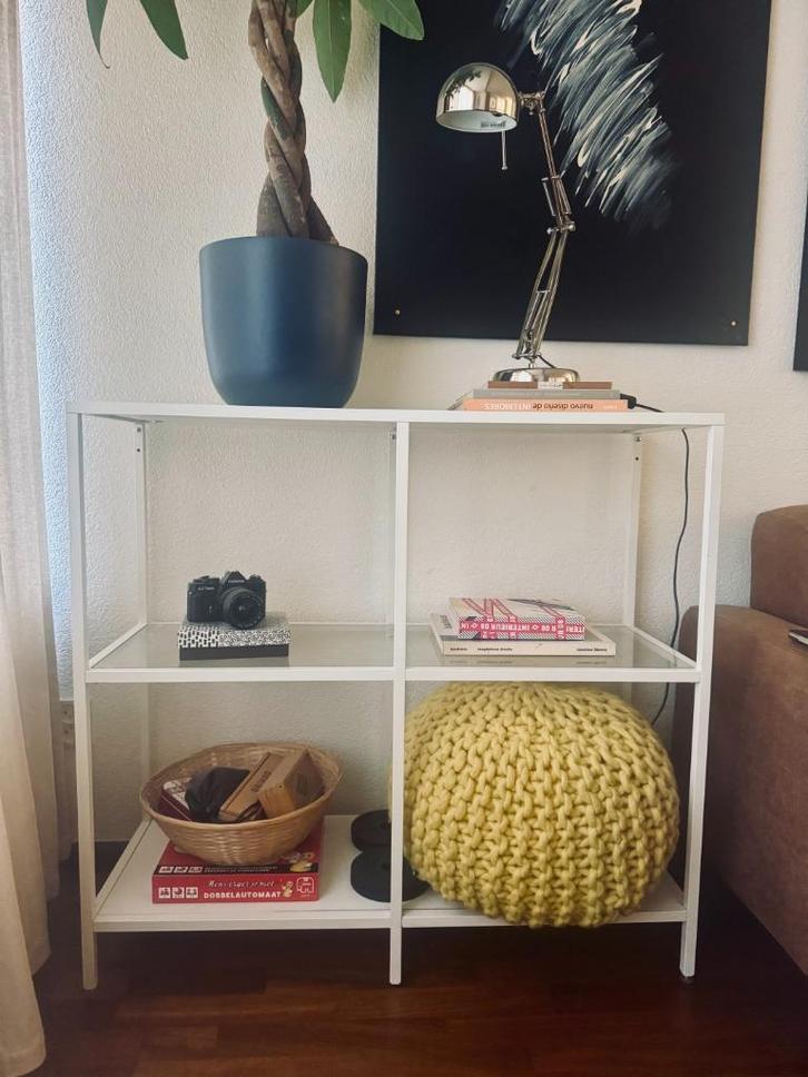 IKEA VITTSJÖ stellingkast – Wit/glas – Zeer goede staat, Huis en Inrichting, Kasten | Stellingkasten, Zo goed als nieuw, Ophalen
