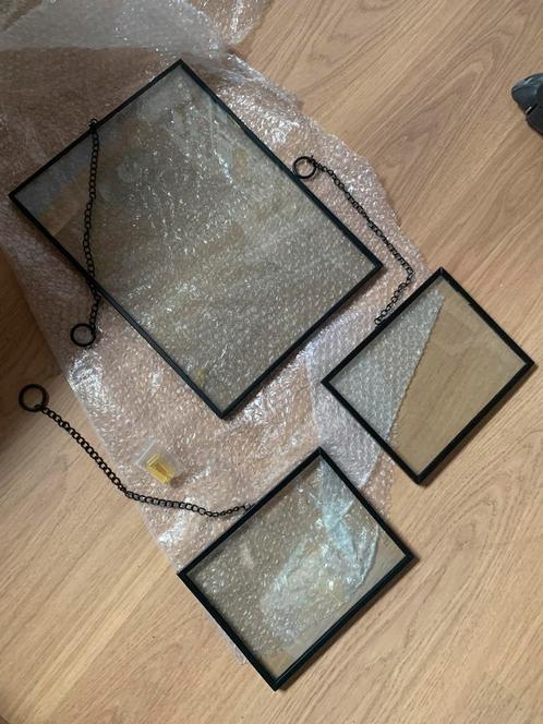 3 zwart metalen fotolijstjes met ophang ketting, Audio, Tv en Foto, Fotografie | Fotolijsten, Zo goed als nieuw, Ophalen