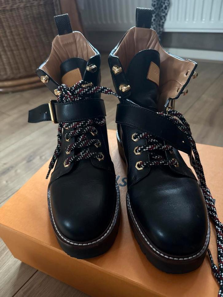 Louis Vuitton Flat Ranger Boots - Maat 37,5, Kleding | Dames, Schoenen, Zo goed als nieuw, Lage of Enkellaarzen, Zwart, Ophalen