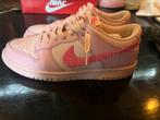 Nike dunk low triple pink custom made, Kleding | Dames, Schoenen, Nike, Ophalen of Verzenden, Roze, Sneakers of Gympen