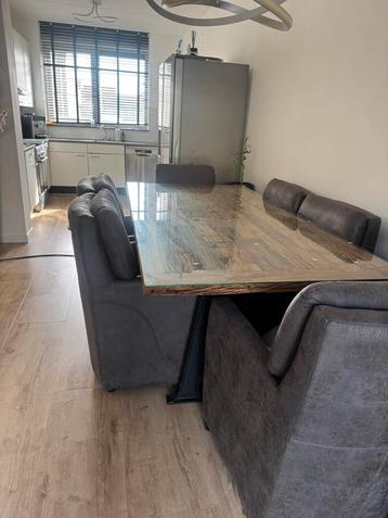 Eettafel met 6 Stoelen beschikbaar voor biedingen