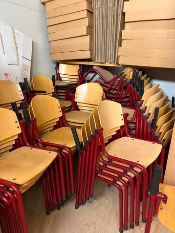 100 stuks makro stoelen beschikbaar voor biedingen