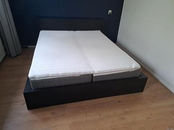Ikea 2-persoons bed MALM incl lattenbodem, matrassen, topper