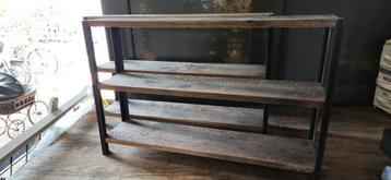 Houten kastjes beschikbaar voor biedingen