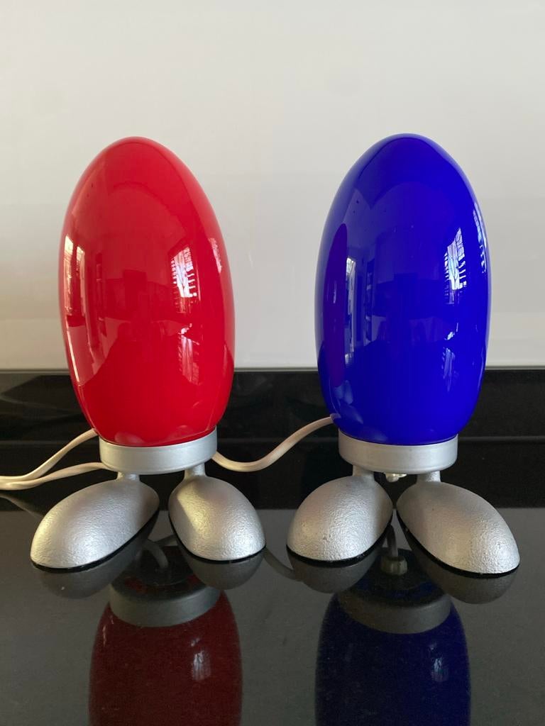 Twee IKEA Fjorton 'Dino Egg' Lampen Blauw en Rood, Huis en Inrichting, Lampen | Vloerlampen, Ophalen of Verzenden, Gebruikt, Glas