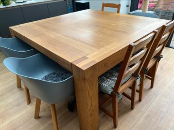 Te koop eiken eettafel met stoelen beschikbaar voor biedingen
