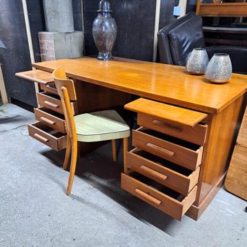 Vintage Mid-Century Notaris Bureau met laden, jaren'60. beschikbaar voor biedingen