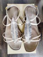 Sergio Rossi teensandalen beige sierlijke strass met veer, Sergio Rossi, Beige, Zo goed als nieuw, Sandalen of Muiltjes