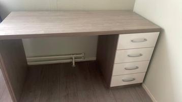 Bureau met lades, 140x60 beschikbaar voor biedingen