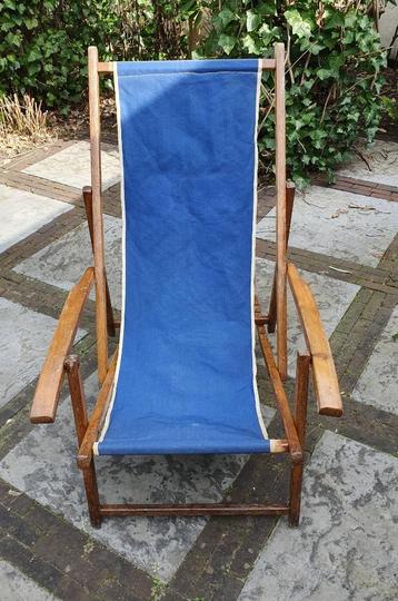 Vintage houten verstelbare en opvouwbare blauwe ligstoel  beschikbaar voor biedingen