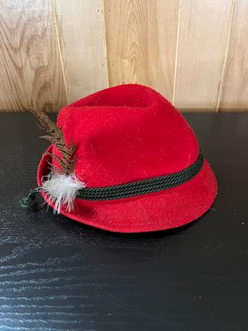 Rood Tiroler Hoedje met Veer beschikbaar voor biedingen