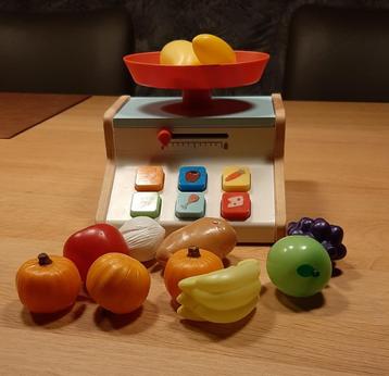 Weegschaal hout en plastic etenswaren. beschikbaar voor biedingen