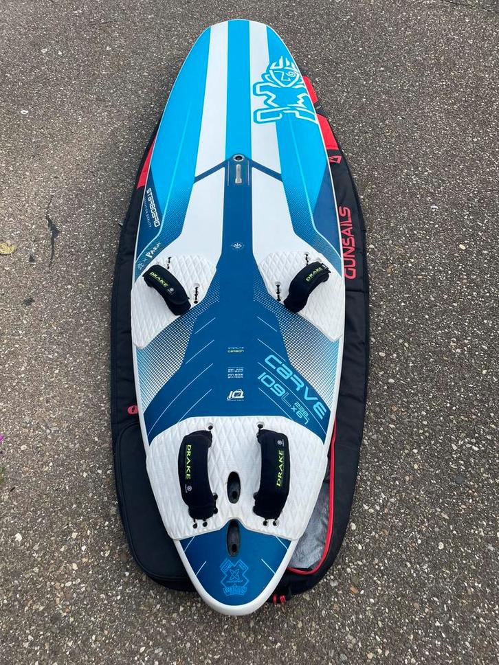 Starboard carve 109 2022, Watersport en Boten, Windsurfen, Zo goed als nieuw, Plank, Minder dan 250 cm, Met vin(nen), Met draagtas