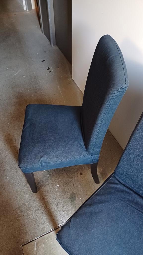 2 IKEA Henriksdal eetkamerstoelen – als nieuw, donker blauw, Huis en Inrichting, Stoelen, Zo goed als nieuw, Twee, Hout, Stof