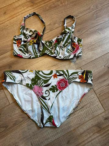 Bikini met beugels in maat 80E, broekje 42/44. Nieuwstaat beschikbaar voor biedingen