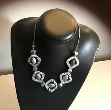 Exclusieve handgemaakte ketting, van heel exclusieve kralen. beschikbaar voor biedingen