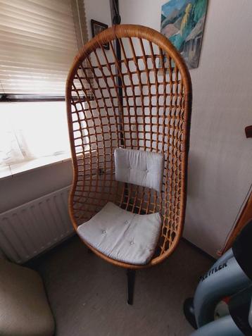 Mooie RIETEN HANG-/LOUNGESTOEL met VOET beschikbaar voor biedingen