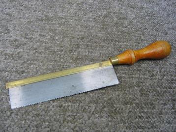 Klein kap zaagje. 7 inch, fijn vertand beschikbaar voor biedingen