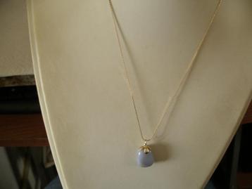 Een Goudkleurige ketting met Angeliet edelstenen Hanger beschikbaar voor biedingen
