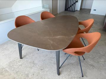 Gloednieuwe set LEOLUX tafel / 4 TONON draaistoelen beschikbaar voor biedingen