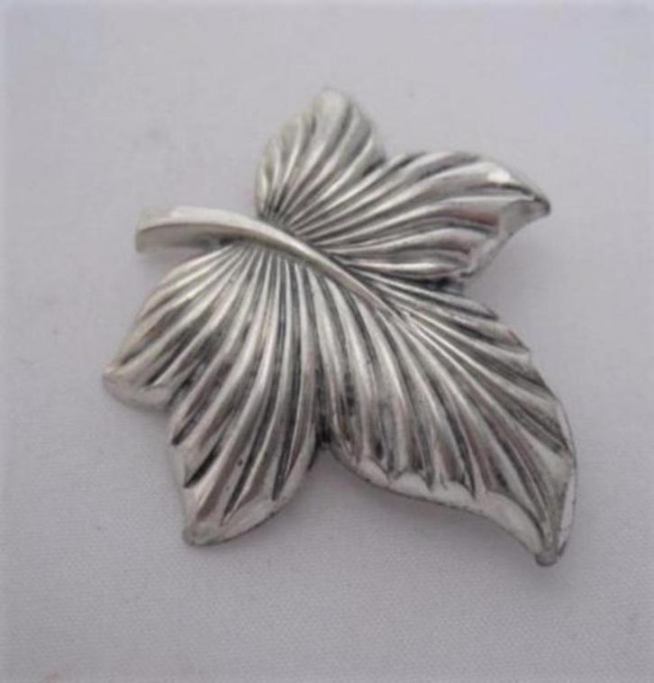 Prachtige blad broche Theodor Klotz, Teka (7201-3051), Sieraden, Tassen en Uiterlijk, Broches, Zo goed als nieuw, Zilver, Zilver