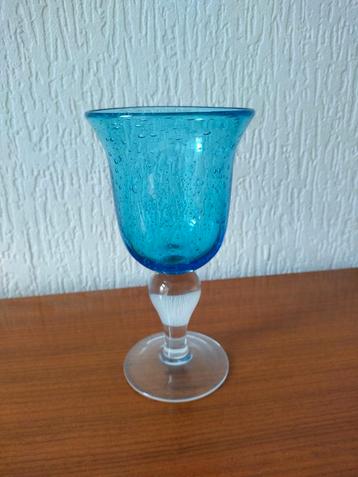 Turquoise glazen vaas met luchtbellen beschikbaar voor biedingen