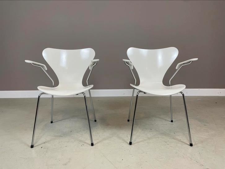 2 Fritz Hansen vlinderstoelen met armleuningen in nieuwstaat, Huis en Inrichting, Stoelen, Zo goed als nieuw, Twee, Hout, Metaal