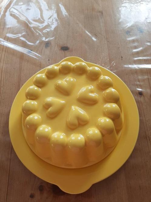 ZELLER - PUDDINGVORM MET ONDERBORD - GEEL, Huis en Inrichting, Keuken | Servies, Zo goed als nieuw, Bord(en), Overige stijlen