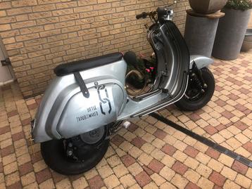 Vespa ~ Broomhilda~ beschikbaar voor biedingen