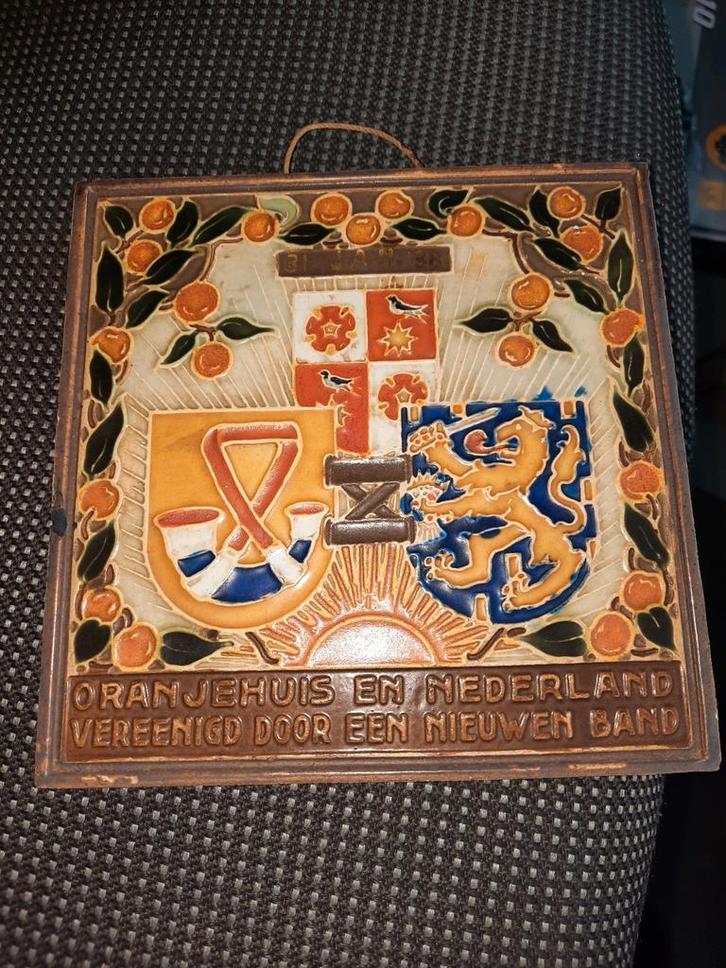Antieke Westraven Wandtegel Oranjehuis, Antiek en Kunst, Antiek | Wandborden en Tegels, Ophalen of Verzenden