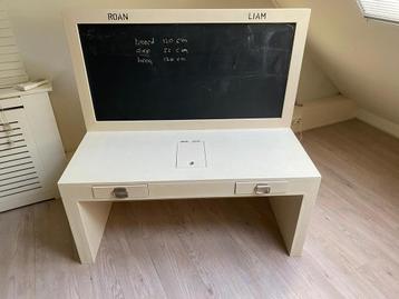 Kinder bureau beschikbaar voor biedingen